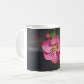 ピンクの花かがり コーヒーマグカップ (正面左)
