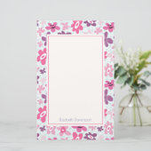 ピンクの花かわいいお洒落パタパーソナライズされたーン 便箋 (スタンド正面)