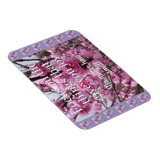 ピンクの花がジョイに焦点を当てる引用文磁石 マグネット (右側)