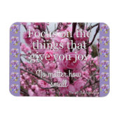 ピンクの花がジョイに焦点を当てる引用文磁石 マグネット (横)