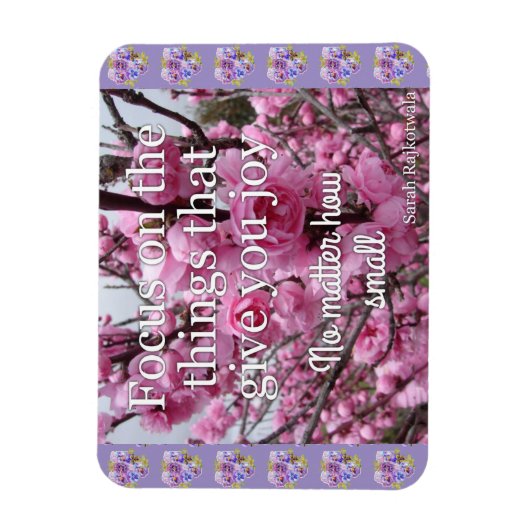 ピンクの花がジョイに焦点を当てる引用文磁石 マグネット (縦)