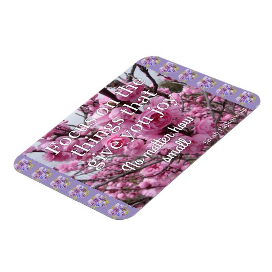 ピンクの花がジョイに焦点を当てる引用文磁石 マグネット (左側)