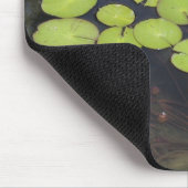 ピンクの花が付いているスイレンの浮いている葉 マウスパッド (コーナー)