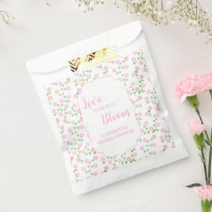 ピンクの花が咲くラブイズインブルームのブライダルシャワー フェイバーバッグ