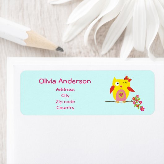 ピンクの花が咲く、かわいいフクロウパーソナライズされたル ラベル (インサイチュ)