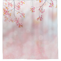 ピンクの花が霧の多い枝