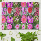 "ピンクの花たち: 花の写真コラージュ作品" キッチンタオル (折り畳み)