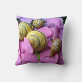 ピンクの花でカタツムリを囲む クッション (裏面)