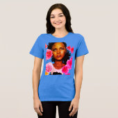 ピンクの花で囲まれた若い女性 トライブレンドＴシャツ (正面全面)