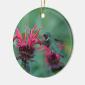 ピンクの花で食べ物を与えているハチドリ セラミックオーナメント (左)