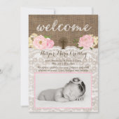 ピンクの花とクロスを持つ歓迎ベビーガールカード 案内状 (正面)