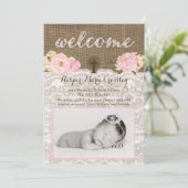 ピンクの花とクロスを持つ歓迎ベビーガールカード 案内状 (スタンド正面)