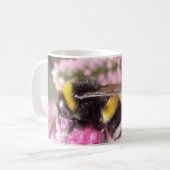 ピンクの花とマルハナバチ コーヒーマグカップ (正面左)