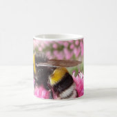 ピンクの花とマルハナバチ コーヒーマグカップ (中央)