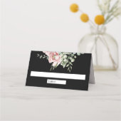 ピンクの花とユーカリの黒いウェディング プレイスカード (正面)