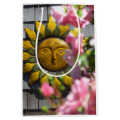 ピンクの花と太陽 – Martha's Vineヤード ミディアムペーパーバッグ (正面)