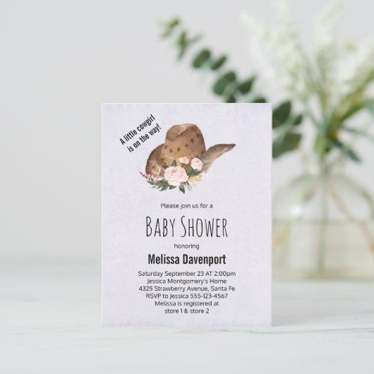 ピンクの花と茶色の女性のカーボーイハット赤ちゃんシャワー インビテーションポストカード (スタンド正面)