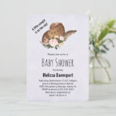 ピンクの花と茶色の女性のカーボーイハット赤ちゃんシャワー 招待状 (スタンド正面)