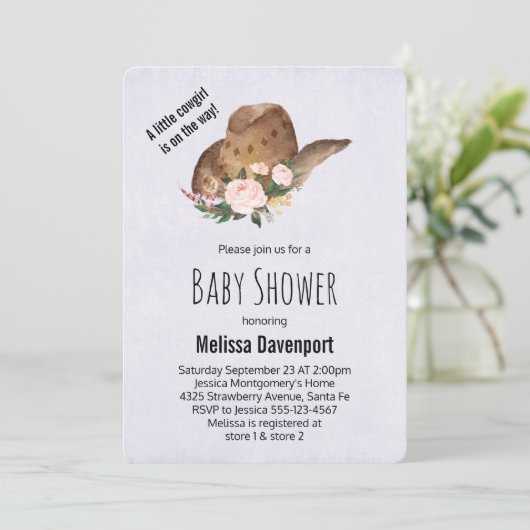 ピンクの花と茶色の女性のカーボーイハット赤ちゃんシャワー 招待状 (スタンド正面)