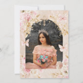 ピンクの花と蝶の金のティアラ Quinceañera 招待状 (裏面)