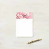 ピンクの花と黒のスクリプト名 ポストイット (デスク上)