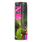 ピンクの花に囲まれた緑のカエル タンブラー (裏面)