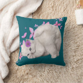 ピンクの花に囲まれた、ふわふわの白い子猫と クッション (ブランケット)