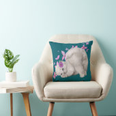 ピンクの花に囲まれた、ふわふわの白い子猫と クッション (椅子)