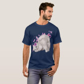 ピンクの花に囲まれた、ふわふわの白い子猫と Tシャツ (正面フル)