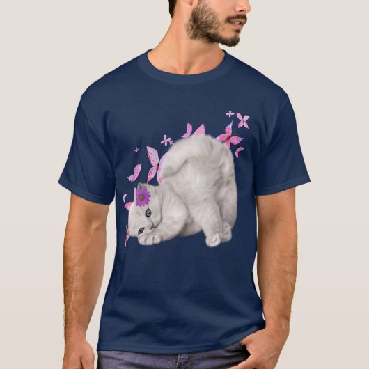 ピンクの花に囲まれた、ふわふわの白い子猫と Tシャツ (正面)
