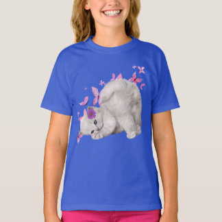 ピンクの花に囲まれた、ふわふわの白い子猫と Tシャツ