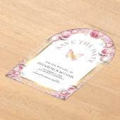 ピンクの花のアーチと蝶のウェディングSave the Date アクリル招待状 (レイダウン)