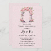 ピンクの花のアーチ教会のウェディングシャワーのカップル 招待状 (正面/裏面)