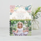 ピンクの花のウサギちゃんの誕生日写真招待状 招待状 (スタンド正面)