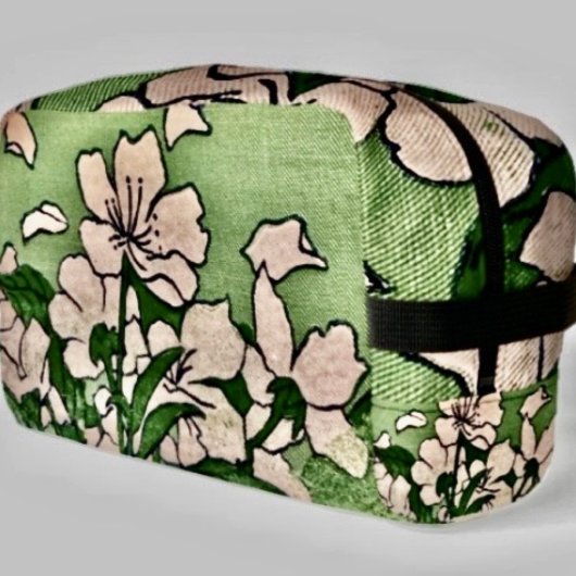 ピンクの花のカスケード ドップキット