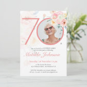 ピンクの花のカスタム写真サプライズ70歳の誕生日 招待状 (スタンド正面)