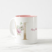 ピンクの花のゴールドモノグラムM ツートーンマグカップ (正面左)