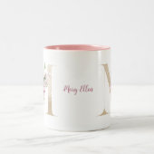 ピンクの花のゴールドモノグラムM ツートーンマグカップ (中央)
