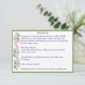 ピンクの花のディテールが付いたセージカラーのカード 招待状 (スタンド正面)