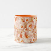 ピンクの花のデザイン ツートーンマグカップ (中央)