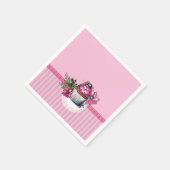 ピンクの花のナプキンとピンクのイチゴのカップケーキ スタンダードカクテルナプキン (角)