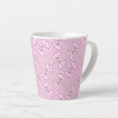 ピンクの花のフラワーカップ カフェラテマグ (右アングル)