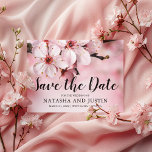 ピンクの花のフローラ結婚式の日付を保存 ポストカード<br><div class="desc">春エレガントは、美しいピンクの花を特徴とする日付はがきと結婚式を保存する日付テンプレートをパーソナライズする簡単である。</div>