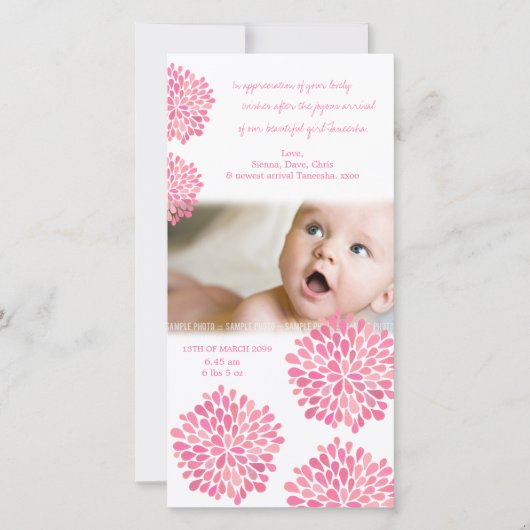 ピンクの花のベビーの誕生は写真カード感謝していしています サンキューカード (正面)