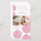 ピンクの花のベビーの誕生は写真カード感謝していしています サンキューカード (正面/裏面)
