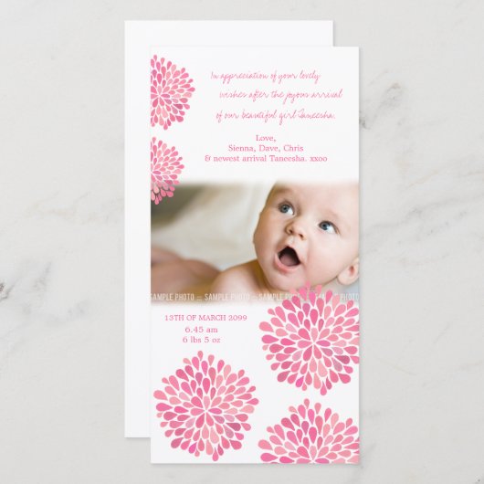 ピンクの花のベビーの誕生は写真カード感謝していしています サンキューカード (正面/裏面)