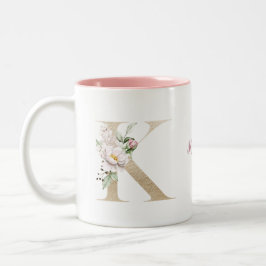 ピンクの花のモノグラム入りゴールドのイニシャルK ツートーンマグカップ