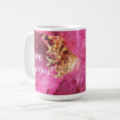 ピンクの花のラブ ユー モア コーヒーマグカップ (正面左)