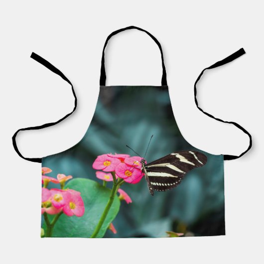 ピンクの花の上の美しい蝶 エプロン (正面)