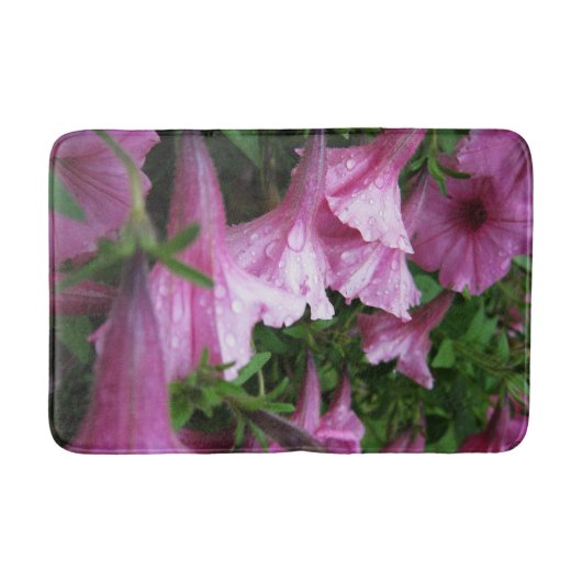ピンクの花の上の露の雫 バスマット (正面)